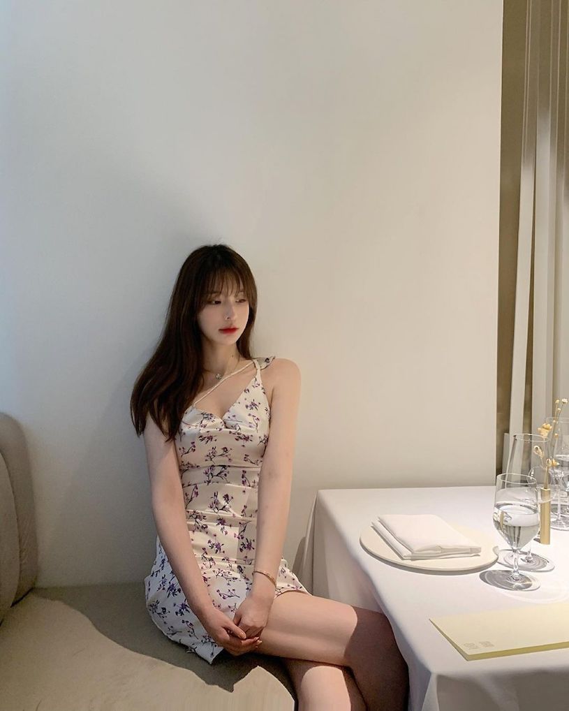 「luna」喜欢穿削尖上衣露出性感锁骨，她最近很常发文喔～大家可以去欣赏一下！