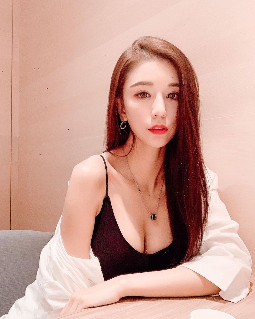 政大高材生「李小荻」用餐时深沟好明显,性感香肩也跟着露出啦!