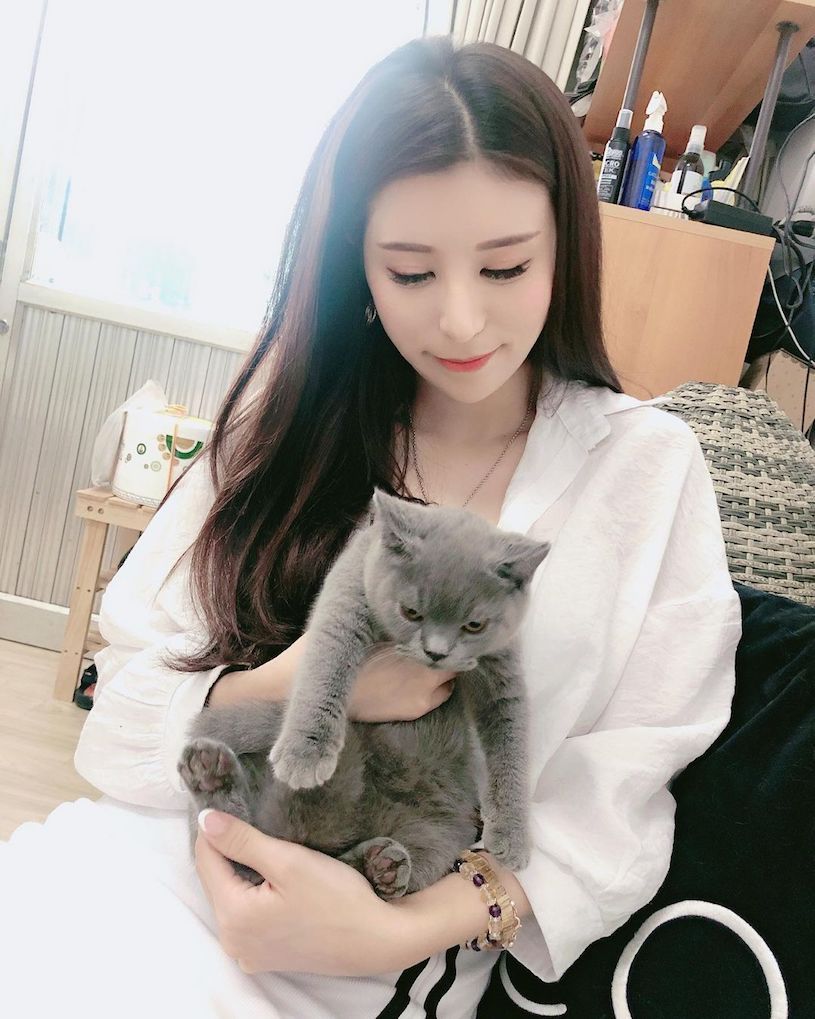 政大高材生「李小荻」用餐时深沟好明显,性感香肩也跟着露出啦!