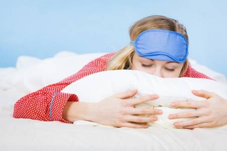 眼皮浮肿是什么原因造成的 眼皮浮肿怎么消除最快要吃药吗