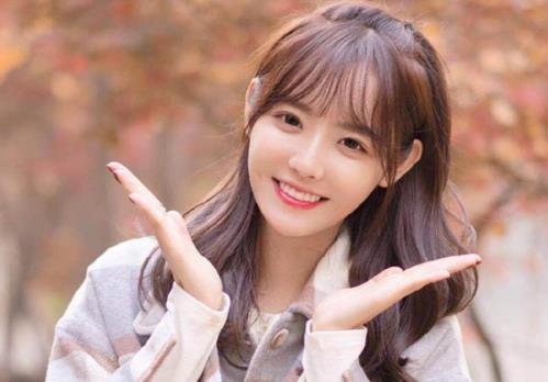 如今兔子牙在抖音上已经有两千多万粉丝，视频点赞量过亿，也是一个大流量网红了。关于兔子牙，很多人都很好奇她的一些基本情况，还有就是她和天下哥的关系是什么，下面我们一起来了解一下。