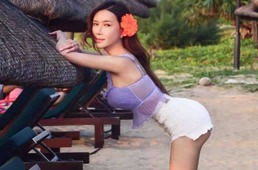 龚玥菲模特、演员、歌手,兰州人。龚玥菲的个人资料显示,龚玥菲如今在日本可是大红大紫,作为艳星,连新歌《寻找西门庆》都是在日本首播,欲要进军日本娱乐市场了。在新歌首播的同时,她的一组新造型也爆红网络,一身黄金战甲,几乎是全裸的造型,挤胸露臀,演绎火辣。