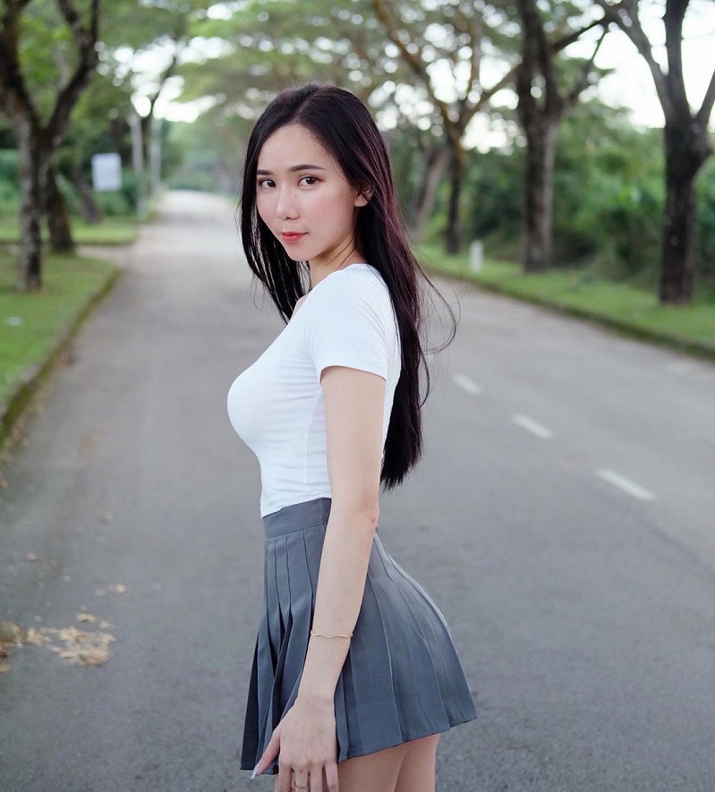 马来西亚正妹「沛妤Pei Yu」晒「无瑕美背」骑马,完美曲线让男粉抢当白马王子!