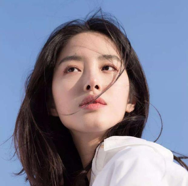 说起杨采钰的老公，这个人真的不简单，那就是刘亦菲的干爹陈金飞，与杨采钰相差整整30岁。2015年的时候杨采钰就被拍到和陈金飞当街激吻，之后更是承认恋情领证结婚，一系列操作也是惊呆了很多人。其实两人这段忘年恋的争议挺大的，这样的年龄差很难让人相信是真爱，不过杨采钰对于这件事情毫不避讳的态度倒是让人觉得很敬佩。 杨采钰的老公是谁：杨采钰个人资料及经历