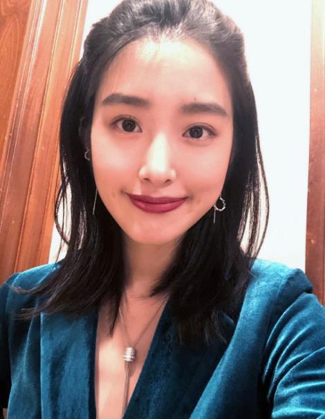 杨采钰出生于1992年，是湖北武汉人，毕业于北京电影学院表演系，在成为一名演员之前杨采钰曾是一名歌手和主持人，她的气质很出众因此发展自然也不错。杨采钰成为演员之后出演了很多作品，她的形象一直都是出演女神级别的角色，包括在冯小刚的电影《芳华》中，也是扮演心高气傲的林丁丁。