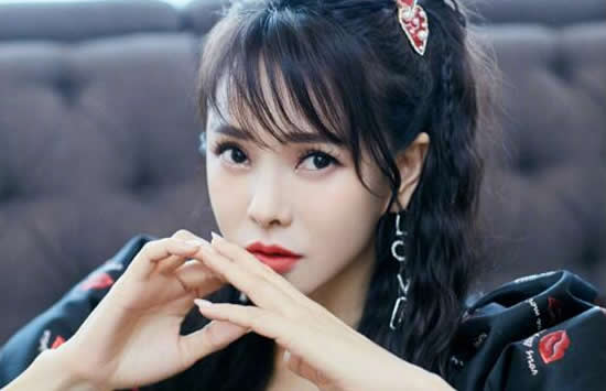 中文名伊能静 外文名Annie 别名吴静怡 国籍中国 民族汉族 出生地中国台湾省台北市 出生日期1968年3月4日 身高161cm 体重51kg 毕业院校关东女子高校 职业歌手、演员、作家、主持人、编剧 经纪公司伊能静工作室 代表作品好男好女、国道封闭、失恋高跟鞋、一千遍我爱你 昵称小伊 内地经纪音华娱乐文化