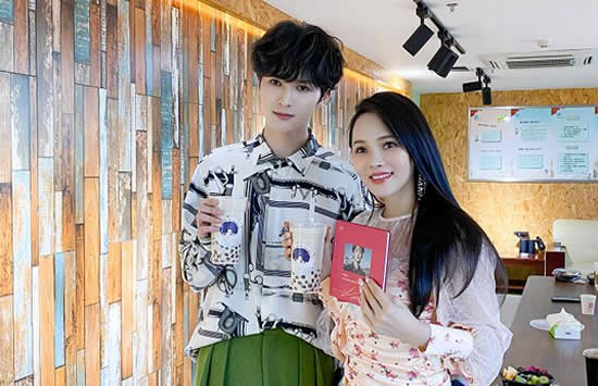 伊能静从小出生在中古台北,生父吴敏给其取名为吴静怡,在父母离异之后,目前改嫁给了一个日本人,之后改名为了伊能静江,艺名为伊能静。从下伊能静就很喜欢西方文化,喜欢读莎士比亚的小说,而且很喜欢写作,这个习惯到现在还是如此。