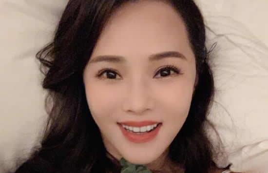 在1985年的时候,伊能静从日本回到了台湾,成为了飞鹰唱片公司的旗下歌手。在录制歌曲《爸爸不要说》的当夜,伊能静的生父就出车祸去世了,从第一张音乐专辑开始,伊能静就自己作词,她的音乐专辑有《悲伤的Juliet》等等。