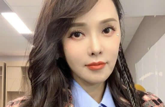 伊能静渐渐的开始接综艺节目,曾经在《中国达人秀》担任评委,在《蒙面歌王》的猜评团团员,还参加了《乘风破浪的姐姐》,是《我们恋爱吧第二季》的观察团成员等等。