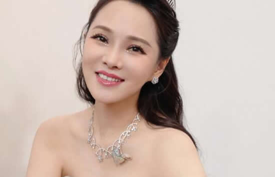 伊能静的第一段婚姻是和庾澄庆,两人在1986年认识,在恋爱了14年之后走入了婚姻,在2000年结婚,在2002年的时候,儿子哈利出生,在2009年,两人结束了九年的婚姻。第二段婚姻是和演员秦昊,两人在2014年相恋,在2015年两人在吉普岛举办了婚礼,在2016年两人的女儿米粒出生。