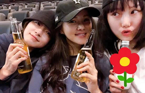 之后伊能静开始做影视演员,出演的电影《国道封闭》获得了第34届台湾金马奖最佳女主角提名,其影视作品有《八又二分之一女人》、《人间四月天》、《我是女王》等等。