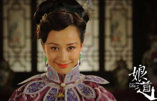 倪虹洁在2001年拍摄婷美内衣广告的时候进入到娱乐圈当中的,她所拍摄的广告可谓是家喻户晓,说起来婷美脑海当中就是倪虹洁的样子。随后,倪虹洁就出演了电视剧《终极悬案》一角,在里面饰演程萌萌一角,这是倪虹洁的第一部电视剧。之后在电影《非常浪漫》中饰演晶晶一角,标志着她正式进入演艺圈。