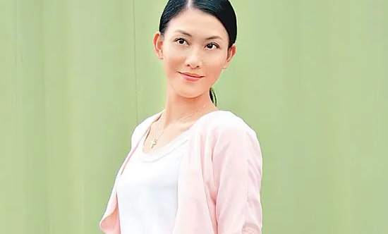据李彩桦本人向媒体透露自己与老公已于今年9月办理离婚,原因是出于双方性格不合,并无第三人介入。对于这样的消息,确实有一点点惊讶,婚姻才维持一年多的时间,可以用闪婚闪离来形容。不过,李彩桦和丈夫黄彦书在办理离婚前,有很努力的想要挽回这段婚姻,可惜经过几个月的尝试,两人依然觉得不合适。长痛不如短痛,与其互相折磨,不如彼此放手。