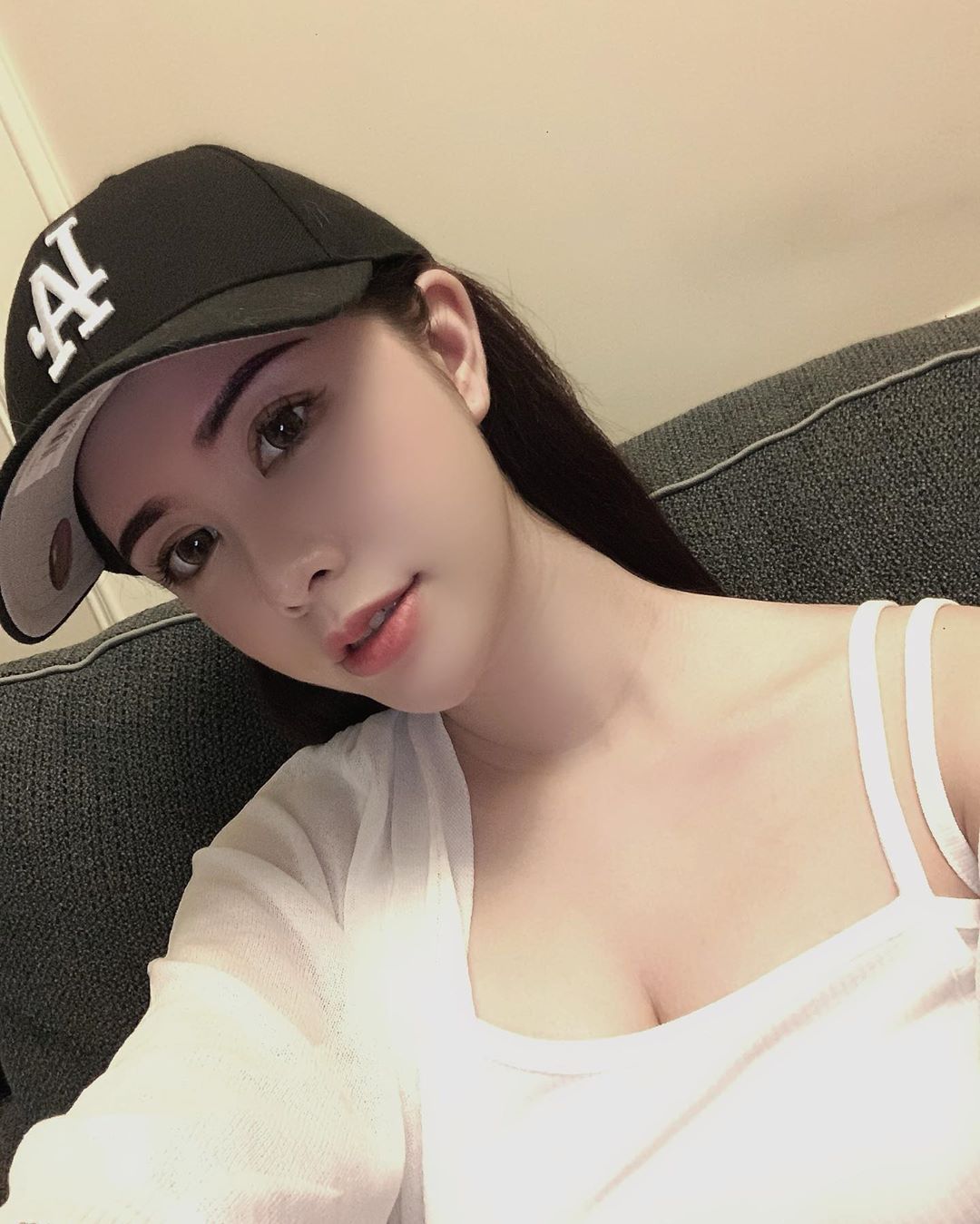 气质小姐姐「梨梨Jolly」白嫩双峰狂夹「深美濠沟」,性感美体到海边直接解放!