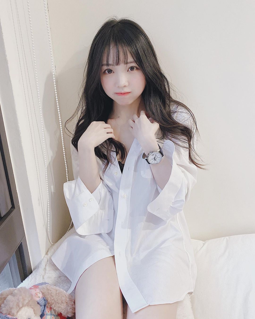 这双纤细的美腿实在有够赞,下半身看起来仿佛没穿啊!!