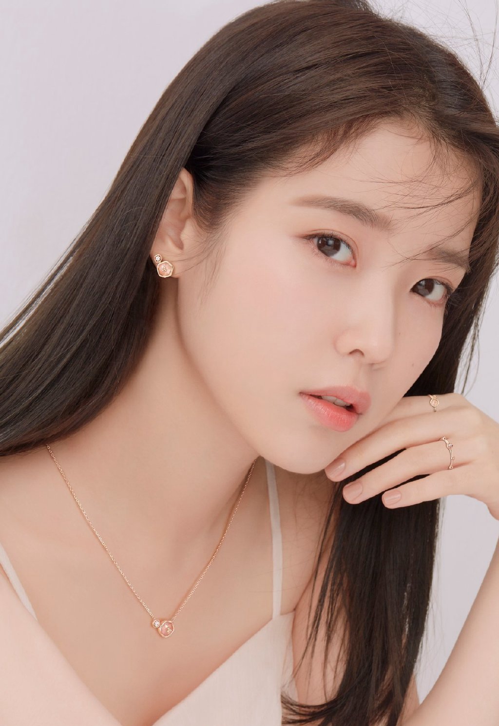 中文名李知恩 外文名???(韩)/LeeJiEun(英) 别名IU、李知金 国籍韩国 出生地首尔特别市 出生日期1993年5月16日 身高161.8cm 体重46kg 毕业院校同德女子高等学校 职业歌手、演员、主持人 经纪公司EDAMENTERTAINMENT 代表作品好日子、你和我、粉红色高跟鞋、星期五见面、你的意义、Leon、二十三、迷儿、夜信 出道日期2008年9月18日 粉丝名称U爱娜(Uaena) 日本唱片公司UNIVERSALMUSICJAPAN 电视剧代表作德鲁纳酒店、我的大叔