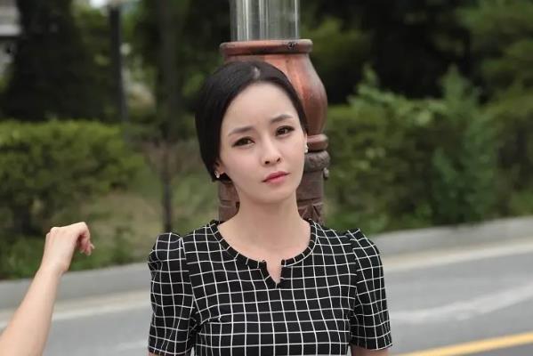 尹雪喜的作品非常多,其中较为著名的有《新建文件夹2》,《课中坏事》等,尹雪喜人气很高,产量也很高,也因此在一大批R级女星中被观众熟知,尹雪喜充满胶原蛋白的皮肤,性感的身材,成了人们的最爱。