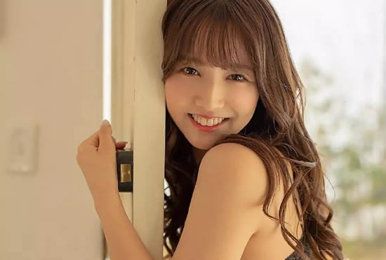 1、三上悠亚 (原名鬼头桃菜,1993年8月16日-),出生于爱知县名古屋市,韩国女子组合HoneyPopcorn队长,第二代惠比寿麝香葡萄成员,歌手、演员。 2、麻生希 麻生希(昵称:のぞみん),1988年12月20日出生于神奈川县横滨市。日本女演员、写真模特。