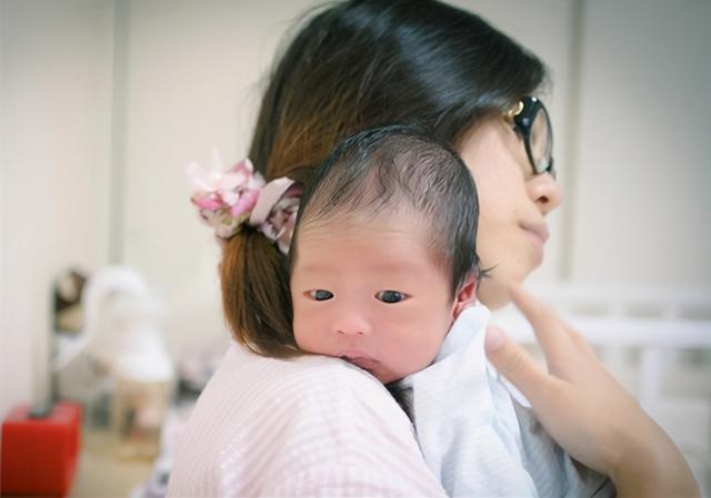 刚满月宝宝的"喂养护理"攻略,新手爸妈收藏,一文解决常见难题