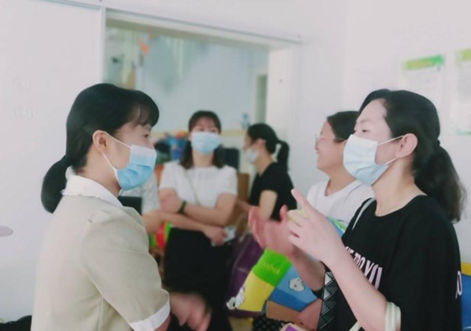 宝宝＂精细动作＂怎么练？0-3岁发育标准,家长别再帮倒忙
