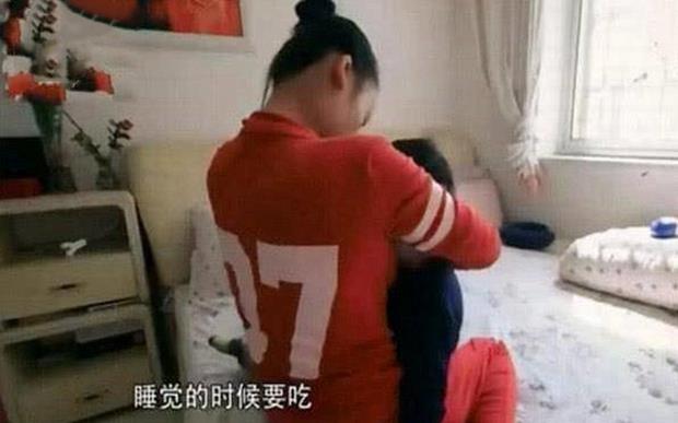 8岁男孩仍在吃母乳断奶几次都失败,家长要重视,断晚了后患无穷