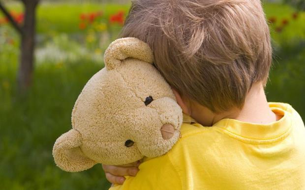 8岁男孩仍在吃母乳断奶几次都失败,家长要重视,断晚了后患无穷