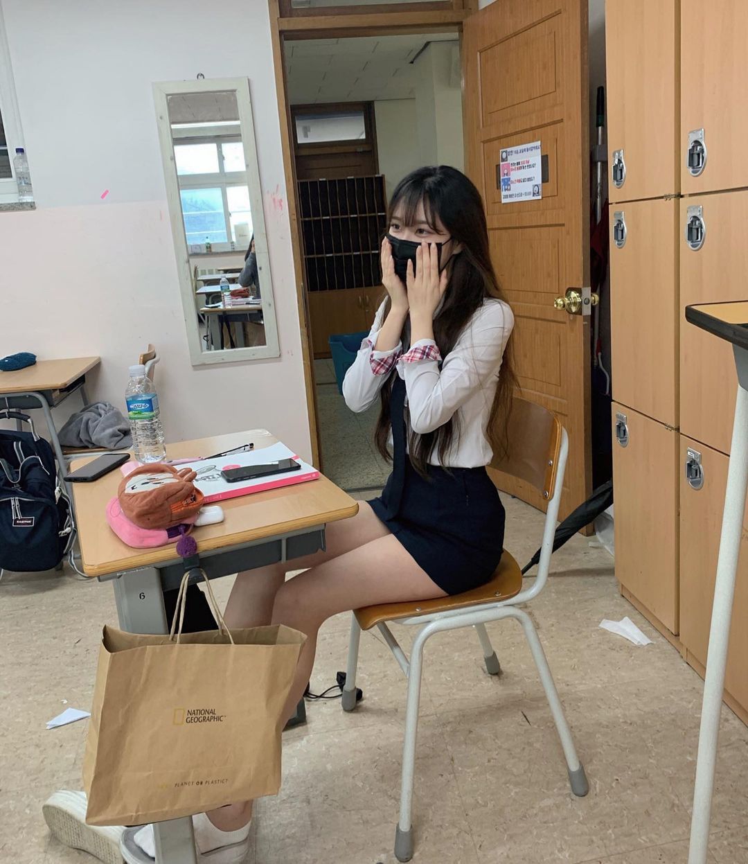 백징니褪掉学校制服后就是一般的年轻妹子,白皙的小脸上有着一双水汪汪大眼,凹凸有致的身材实在太喷火,现在高中生到底都吃了什么?发育真的很好耶!