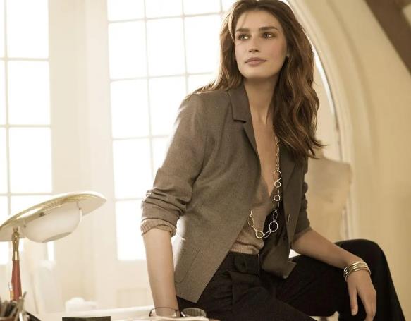 2、尤金尼娅·沃洛丁娜。她是一位世界名模,雕塑一般的面孔,180cm的王子身高。只是静静的站着,就是一个完美的艺术品。