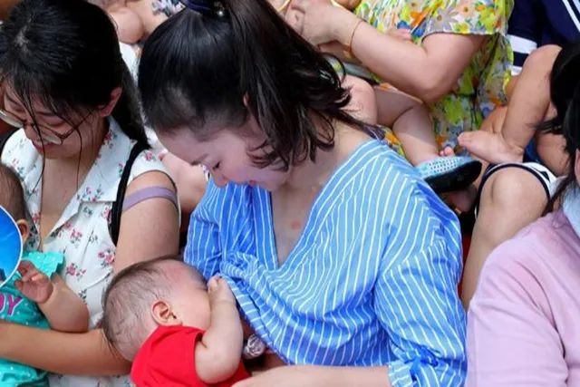 母乳招谁惹谁了,你为啥要这样诋毁它?关于母乳的谣言别轻易相信