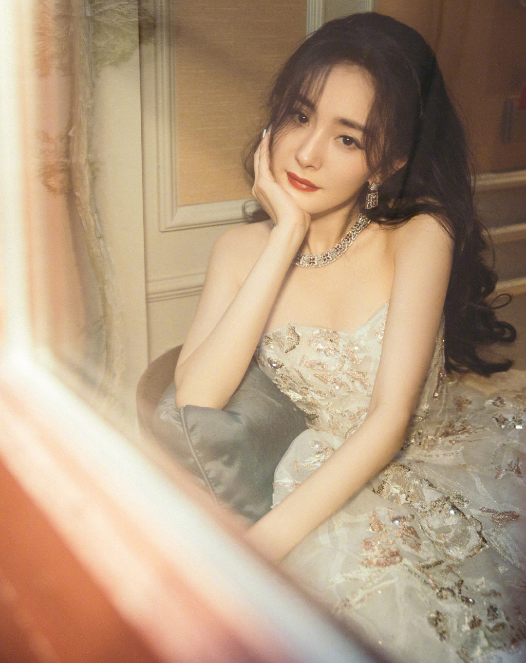 杨幂穿白色星光裙超浪漫 单手托腮皮肤白皙气质佳