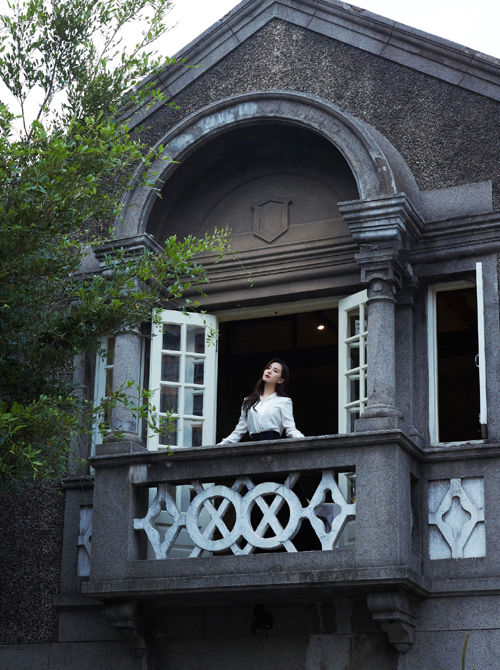 她站在窗前，彷佛形成了一幅美丽的画卷。