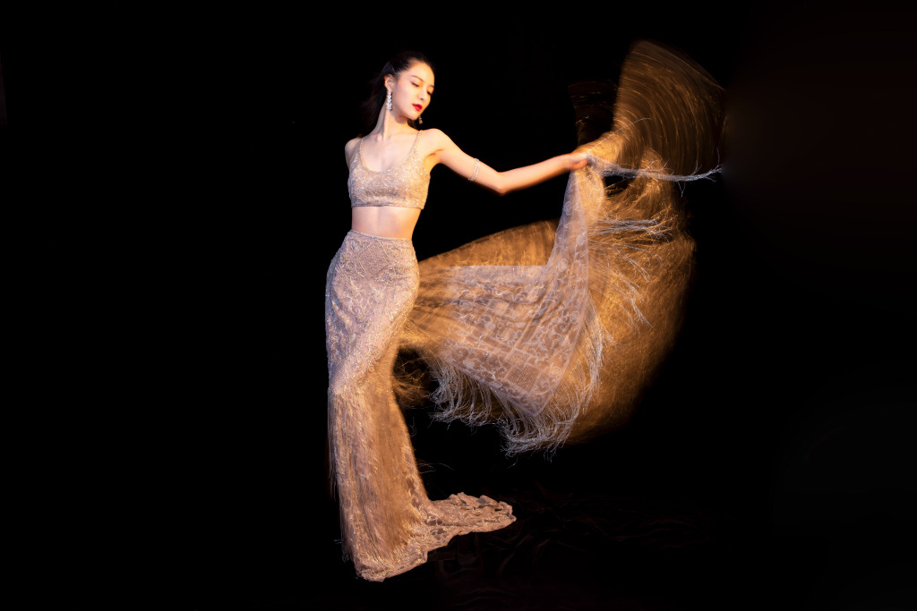 她甩动金色流苏露腰裙,美艳动人!