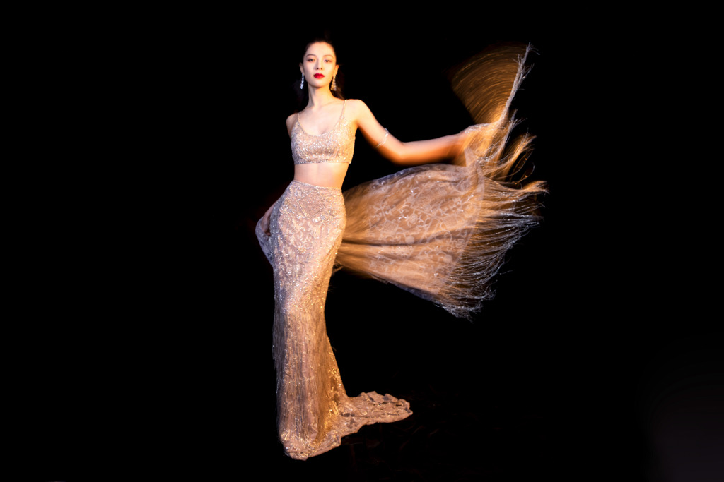 她身上似乎散发着光茫,像极了仙女下凡。