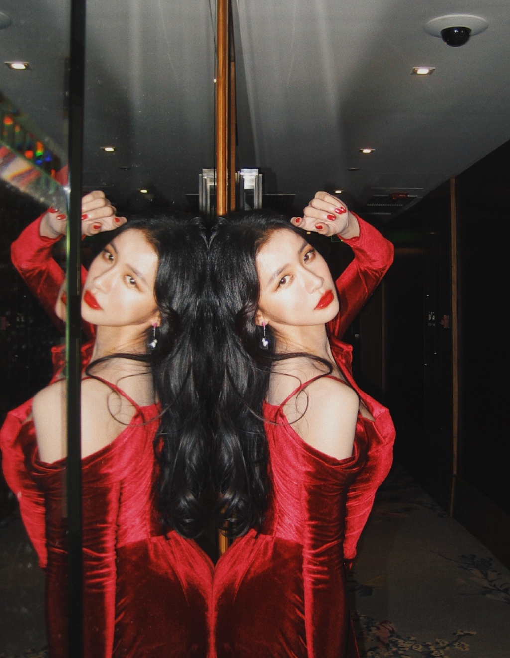 蔡卓宜身穿红色丝绒裙，露香肩非常迷人。