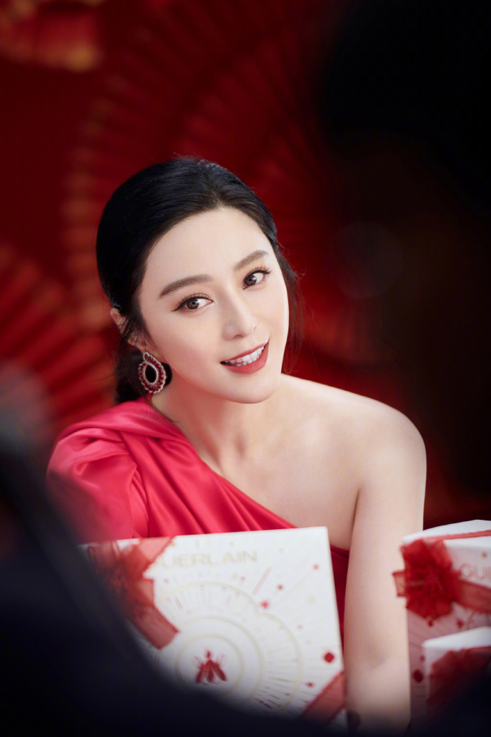 范冰冰穿红色高叉长裙秀美腿 香肩半露显高贵气质