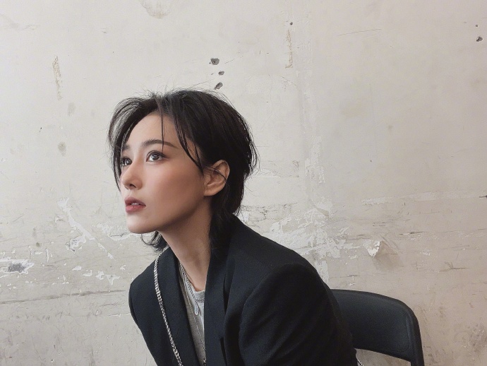 张馨予黑色穿搭配背景，造型十分复古。