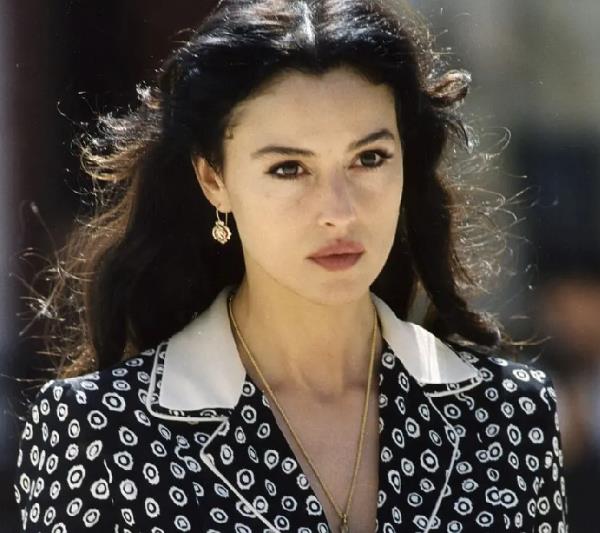 这部电影非常经典,女主角的颜值可以说是神颜了,莫妮卡贝鲁奇因为这部电影一度成为很多人心目中的完美女神。