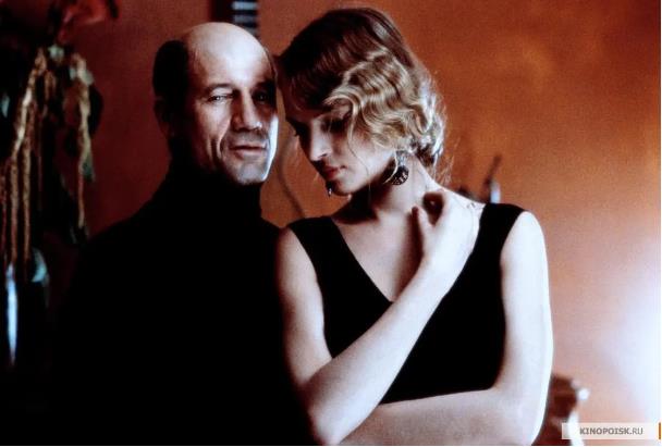 讲述的是美国作家亨利。米勒的故事,宣传的这是一部情色片,但实际上按风格的话其实更偏向于文艺片,这部电影因为尺度问题一度被封禁。