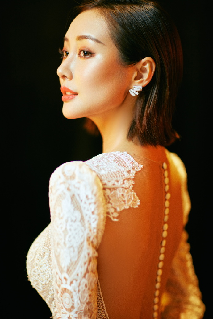 李纯穿镂空露背装大秀曼妙曲线 纤细美腿若隐若现