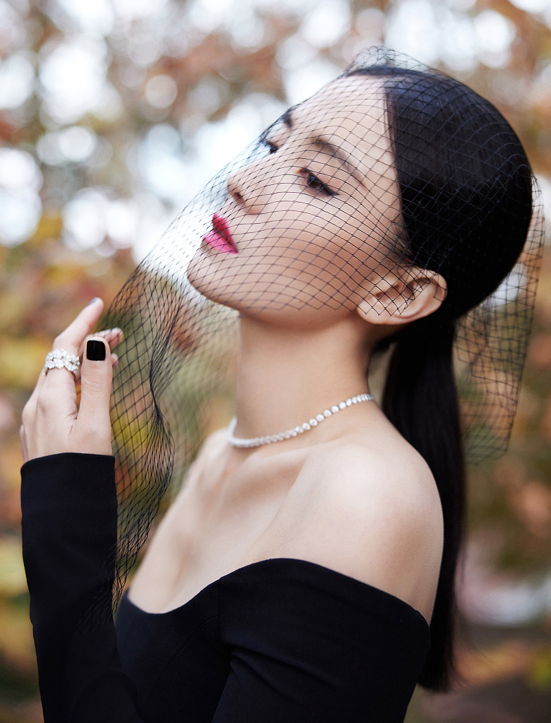 宋佳穿一字肩暗黑礼服裙拍片 锁骨大长腿魅力满分