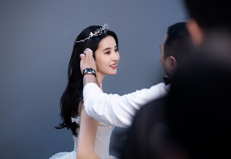 刘亦菲低头看向皇冠，气质宁静可人。