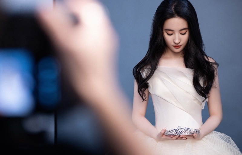 她头戴皇冠，每一次的搭配亮相都是这样惊艳动人，让人不得不佩服强强联合的神仙魅力！真人公主就是如此吧~