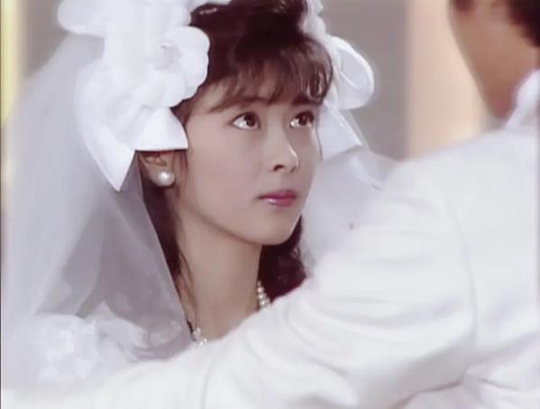 性感,清纯相结合,让人们十分有保护欲。殊不知,不管是年轻还是现在,她都是一位内心刚强的女明星。中山美穗被誉为“日本偶像四天王”,是一名歌手,也是演员。中山美穗身上不仅仅有音乐细胞,学生时代曾是不良少女,后来以独具特色的嗓音征服人们。