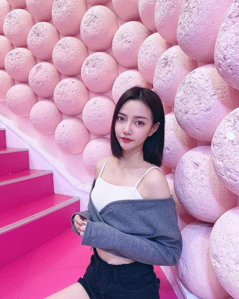 逆天美腿!正妹业务晴晴「九头身比例」好犯规,白皙的修长曲线让人受不了!