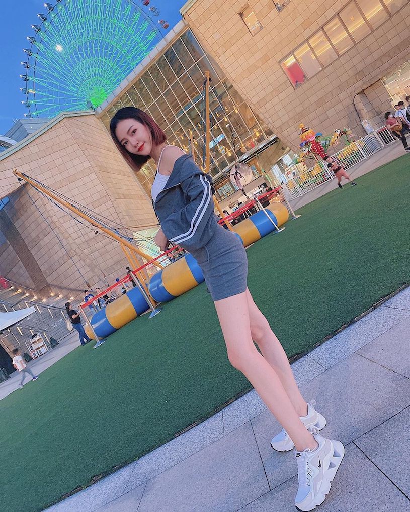 逆天美腿!正妹业务晴晴「九头身比例」好犯规,白皙的修长曲线让人受不了!