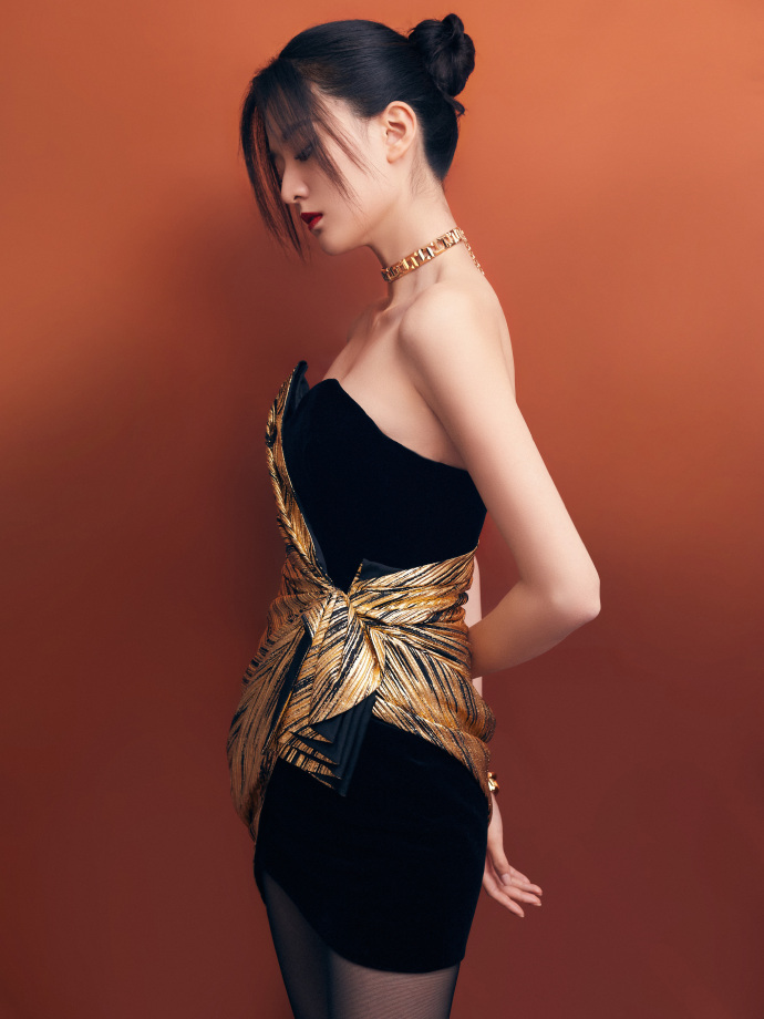 乔欣身穿鎏金黑色长裙配丝袜 暖色光影衬修长曲线