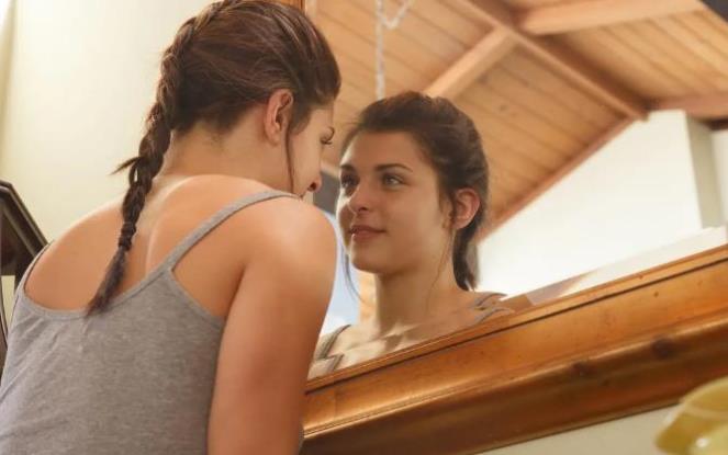 性感中带有一丝丝的顽皮,让很多男人沉迷于她的顽皮和挑衅,无论什么时候,都很容易让人为之疯狂。