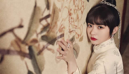赖美云是一位非常有音乐才华的歌手,出道以来为很多影视剧演唱了不少里面的歌曲,例如电视剧《师爷请自重》中的插曲《无涯》、电视剧《最美逆行者》中的主题曲《田字格》等等,深受大家的喜欢。