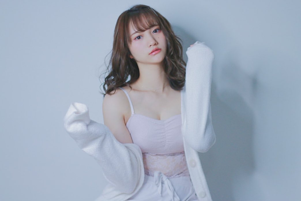 身高有163公分高,虽然不及「真的结衣」那么高,但是腿跟脚ㄚ的福利可是一点都不会输