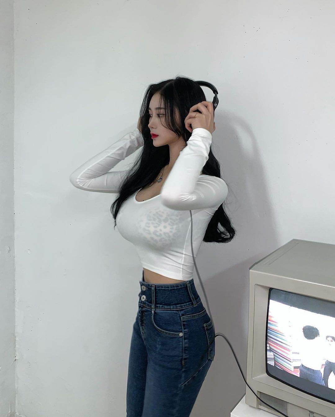 精灵般的神颜!南韩高中妹子「flora」人正身材好,制服脱下超不科学弧度挺出!